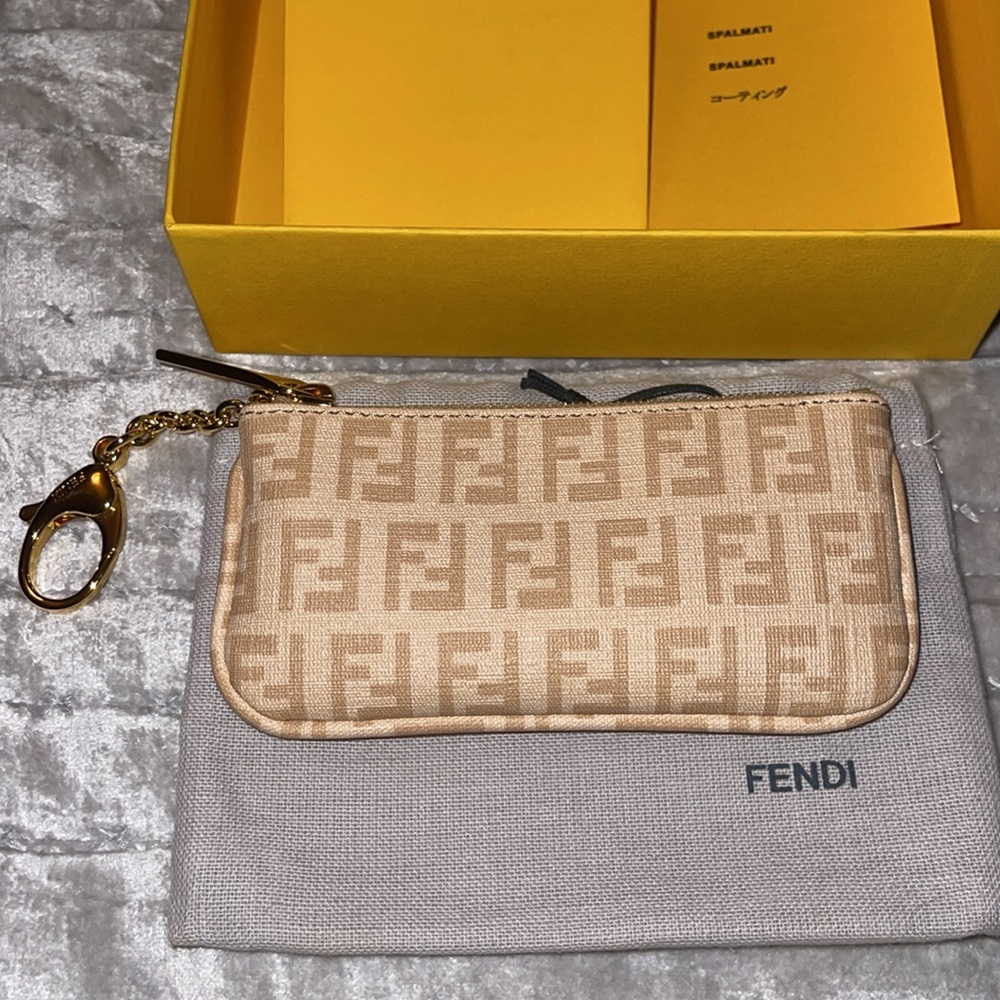 Fendi Preloved Coín key purse excellent condition color beige. - Picture 8 of 8